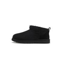 Zijaanzicht van de UGG Classic Ultra Mini Black, volledig zwart suède met minimalistisch silhouet