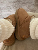 UGG Classic Ultra Mini Chestnut in originele doos met zichtbare labels en warme binnenvoering