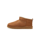 Zijkant van de UGG Classic Ultra Mini in de kleur chestnut met warme suède finish en lage schacht