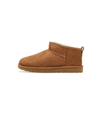 Zijkant van de UGG Classic Ultra Mini in de kleur chestnut met warme suède finish en lage schacht