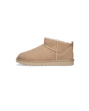 Zijaanzicht van de UGG Classic Ultra Mini in driftwood bruin, lage suède boot met minimalistisch design