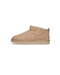 Zijaanzicht van de UGG Classic Ultra Mini in driftwood bruin, lage suède boot met minimalistisch design