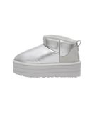 Zijkant van de UGG Ultra Mini Platform Hi Shine Boot Silver met reflecterende glans en hoge zool, vastgelegd op witte achtergrond