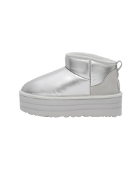 Zijkant van de UGG Ultra Mini Platform Hi Shine Boot Silver met reflecterende glans en hoge zool, vastgelegd op witte achtergrond