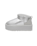 Zijkant van de UGG Ultra Mini Platform Hi Shine Boot Silver met reflecterende glans en hoge zool, vastgelegd op witte achtergrond