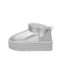 Zijkant van de UGG Ultra Mini Platform Hi Shine Boot Silver met reflecterende glans en hoge zool, vastgelegd op witte achtergrond