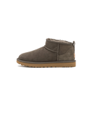 Zijaanzicht van de UGG Classic Ultra Mini Boot in de kleur slate, uitgevoerd in zacht grijs suède met het kenmerkende lage silhouet en comfortabele shearling binnenvoering