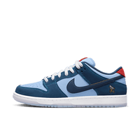 Zijaanzicht van de Why So Sad? x Nike SB Dunk Low Pro Coastal Blue DX5549-400 met lichtblauwe overlays, rode swoosh en iconische skate details
