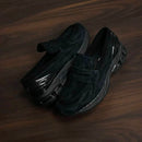 Onderkant van de New Balance 1906L Black Suede met dynamisch profiel en N-ERGY demping. De zoolstructuur is ontworpen voor comfort en grip, zonder in te leveren op esthetiek.


